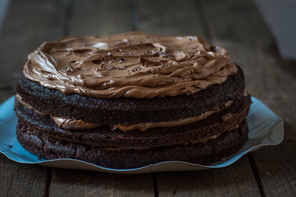 Buttercream-meringue chocolate cake