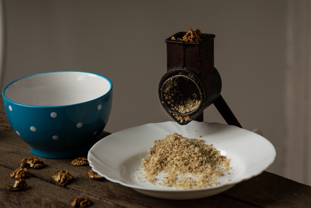 Česnica - grinding walnuts